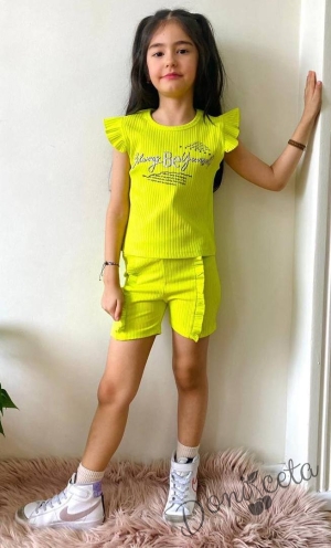 Детски летен комплект в жълто с блузка с къс ръкав и къдрички и къси панталонки с къдрички 1