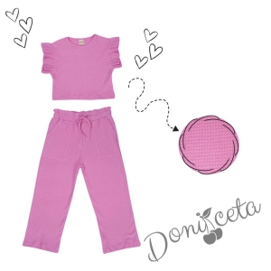 Релефен комплект за момиче с дълъг прав панталон и къса блузка с къс ръкав с къдрички в розово