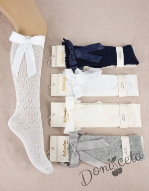 Фигурални детски чорапи 3/4 с панделка в бяло