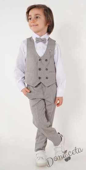 Официален костюм за момче от 4 части елек , риза в бяло, панталон и папийонка в светлосиво и брожка-верижка