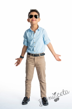 Детски комплект от риза с дълъг ръкав в светлосиньо и дълъг панталон в бежово с колан в черно 1