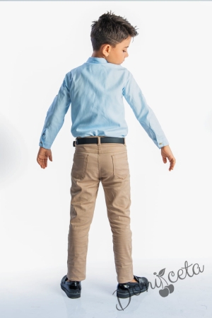Детски комплект от риза с дълъг ръкав в светлосиньо и дълъг панталон в бежово с колан в черно 2