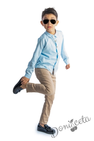 Детски комплект от риза с дълъг ръкав в светлосиньо и дълъг панталон в бежово с колан в черно 3