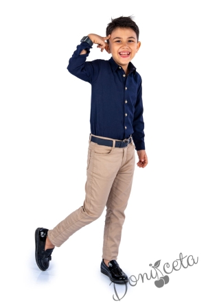 Детски комплект от риза с дълъг ръкав в тъмносиньо и дълъг панталон в бежово с колан в черно 3
