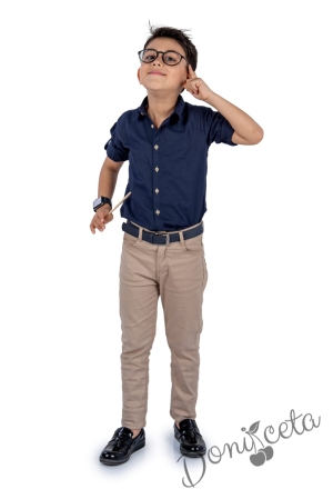 Детски комплект от риза с дълъг ръкав в тъмносиньо и дълъг панталон в бежово с колан в черно 4