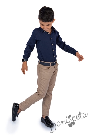 Детски комплект от риза с дълъг ръкав в тъмносиньо и дълъг панталон в бежово с колан в черно 5