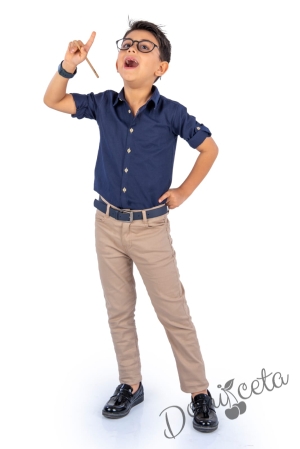 Детски комплект от риза с дълъг ръкав в тъмносиньо и дълъг панталон в бежово с колан в черно 6
