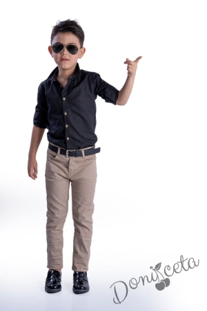Детски комплект от риза с дълъг ръкав в черно и дълъг панталон в бежово с колан в черно  3