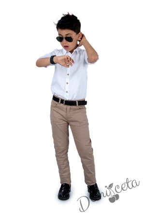 Детски комплект от риза с дълъг ръкав в бяло и дълъг панталон в бежово с колан в черно