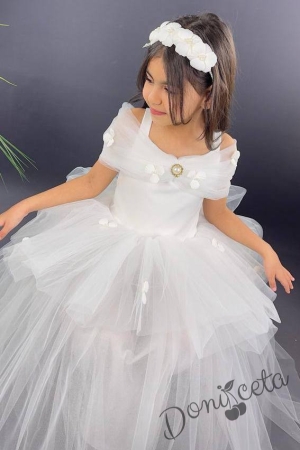 Детска официална дълга рокля Алиса в бяло с паднало рамо от тюл на пластове с цветя и диадема от цветя 3