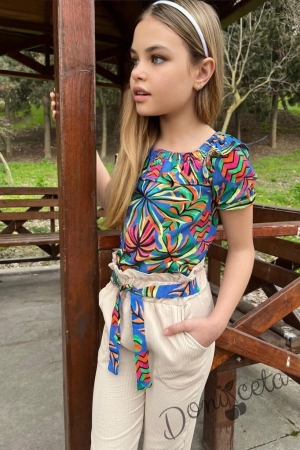 Комплект за момиче от разноцветни блуза с къс ръкав, панталон в бежово с декоративно коланче и венче в бяло 2