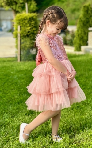 Официална детска рокля в пепел от рози с пайети и тюл на пластове Савина6