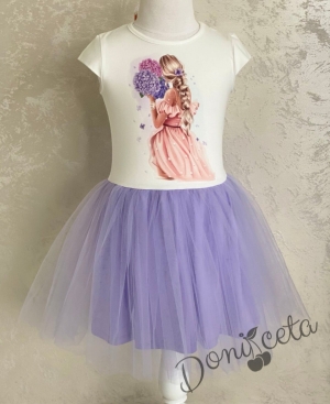 Ежедневна детска рокля с къс ръкав в бяло и лилаво с момиче и цветя  95120140