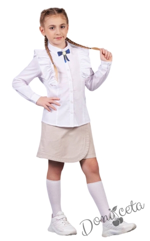 Детска риза за момиче с дълъг ръкав в бяло с къдрици и брошка с панделка в тъмносиньо