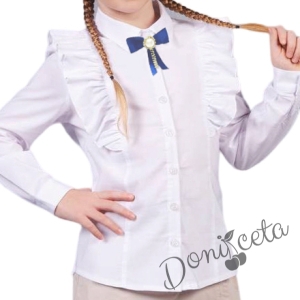Детска риза за момиче с дълъг ръкав в бяло с къдрици и брошка с панделка в тъмносиньо 2