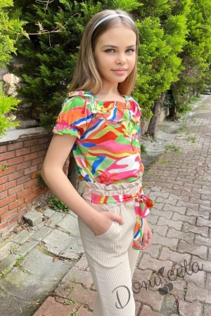 Комплект за момиче от разноцветни блуза с къс ръкав, панталон в бежово с декоративно коланче и венче в бяло 112911399 2
