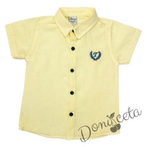 Комплект за момче от блуза с къс ръкав с емблема в жълто и къси дънки в синьо 2