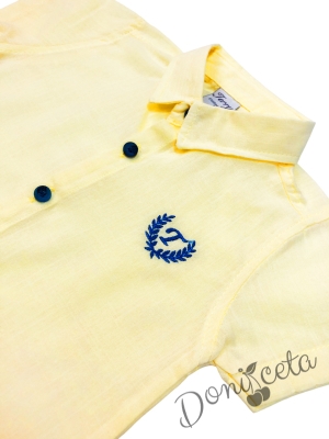 Комплект за момче от блуза с къс ръкав с емблема в жълто и къси дънки в синьо 3