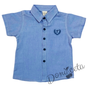 Комплект за момче от блуза с къс ръкав с емблема в светлосиньо и къси дънки в синьо 2
