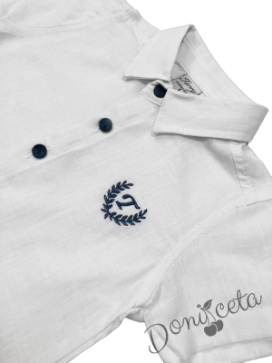 Комплект за момче от блуза с къс ръкав с емблема в бяло и къси дънки в синьо 2