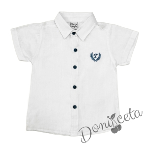 Комплект за момче от блуза с къс ръкав с емблема в бяло и къси дънки в синьо 3