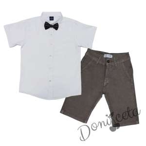 Комплект от изчистена риза в бяло, папийонка в черно и къси дънки в бежово