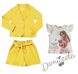 Детски комплект от сако, къси панталони в жълто и тениска в екрю с къс ръкав тип крилце с момиче