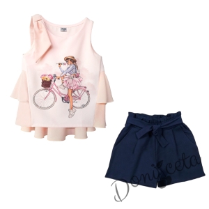 Детски комплект от къси панталони в тъмносиньо и туника с момиче на колело с воали в прасковено