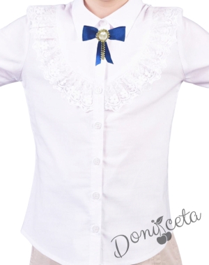 Комплект от блуза в бяло с дълъг ръкав и дантела с брошка и къси панталони в черно 2