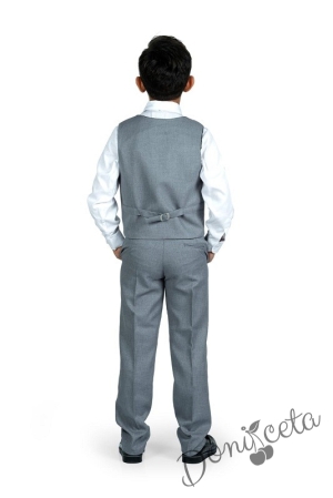 Официален костюм за момче от 4 части елек , риза в бяло, панталон и папийонка в светлосиво и брожка-верижка 11311257 2