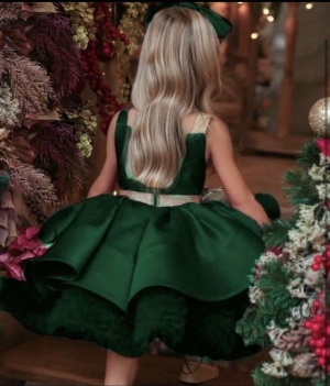 Официална детска рокля от богат тюл и сатен без ръкав в тъмнозелено с голяма златиста панделка и фиба за коса Сесилия 2