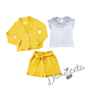 Комплект за момиче от къси панталони и сако в жълто и блуза с къс ръкав и дантела в бяло