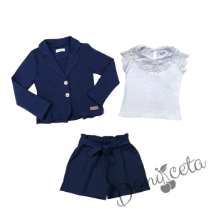 Комплект за момиче от къси панталони и сако в тъмносиньо и блуза с къс ръкав и дантела в бяло. 1