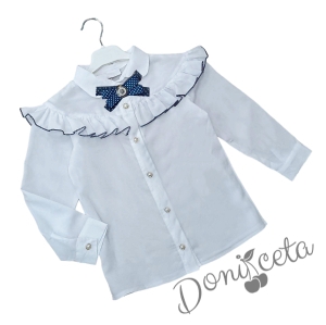Детска риза за момиче с дълъг ръкав в бяло с къдрици и брошка с панделка в тъмносиньо 43541052