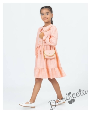 Детска рокля в прасковено каре с чантичка Паулина 2
