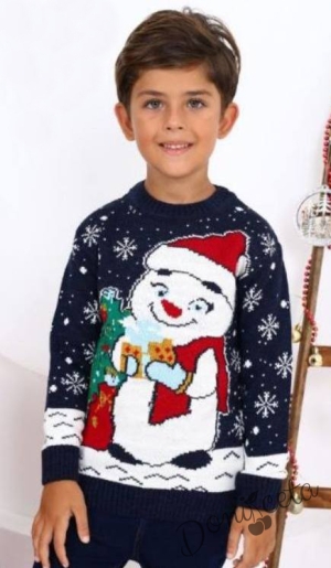 Детски коледен пуловер с коледни мотиви и снежен човек с бисквитка в тъмносиньо