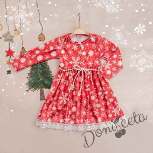 Бебешка/детска коледна рокля в червено с бели снежинки и дантела 2
