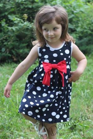 Лятна детска рокля в тъмносиньо на точки без ръкав