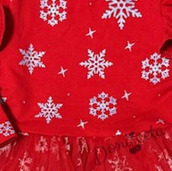 Детска ватирана коледна рокля в червено на бели снежинки с тюл 2
