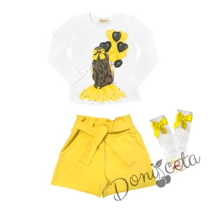 Комплект за момиче от блуза в бяло с балони и къси панталони в жълто с чорапи