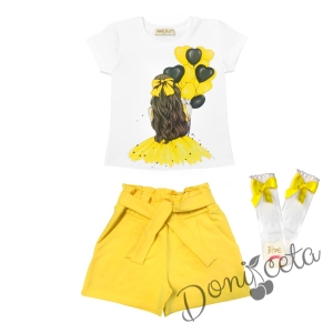 Комплект за момиче от тениска в бяло с балони и къси панталони в жълто и чорапи