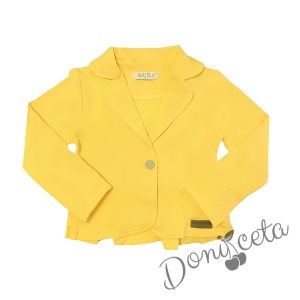 Комплект от риза в бяло с черни къдрици, сако и къси панталони в жълто 3