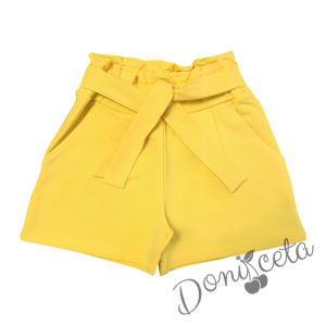 Комплект от риза в бяло с черни къдрици, сако и къси панталони в жълто 5