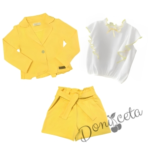 Комплект от риза в бяло с жълти къдрици, сако и къси панталони в жълто 1
