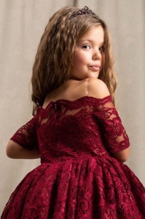 Официална детска рокля в бордо от дантела с къс ръкав и капела Ноеми 4