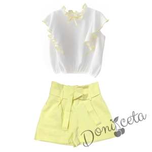 Комплект от риза в бяло с жълти къдрици и къси панталони в светложълто 