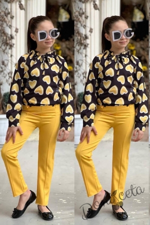 Комплект за момиче от блуза с дълъг  ръкав на сърца и панталон в жълто 2