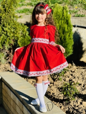 Детска народна носия-рокля в червено с фолклорни/етно мотиви 12