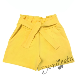 Комплект от 2 части- блуза в екрю и къси панталони в жълто 3