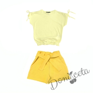 Комплект от 2 части- блуза и къси панталони в жълто